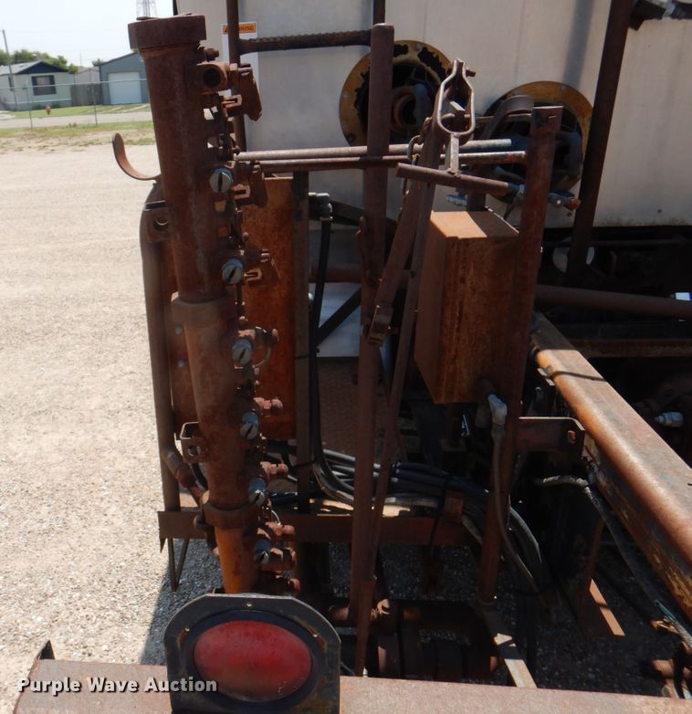 image for item DK8123 1987 Ford L8000  oil distributor truck