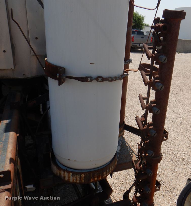 image for item DK8123 1987 Ford L8000  oil distributor truck