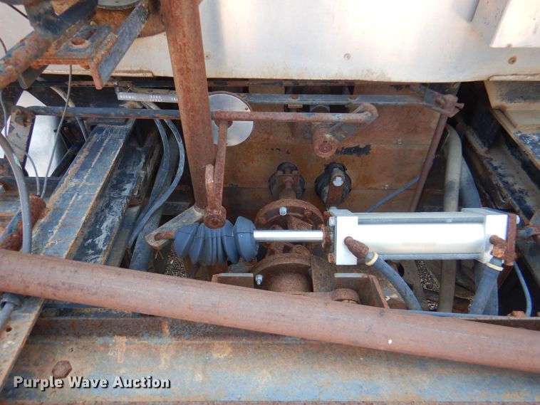 image for item DK8123 1987 Ford L8000  oil distributor truck