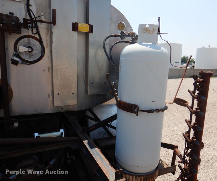 image for item DK8123 1987 Ford L8000  oil distributor truck