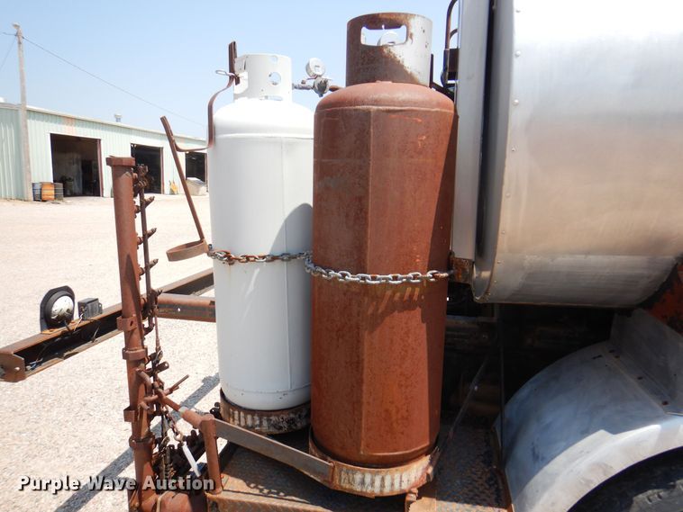 image for item DK8123 1987 Ford L8000  oil distributor truck