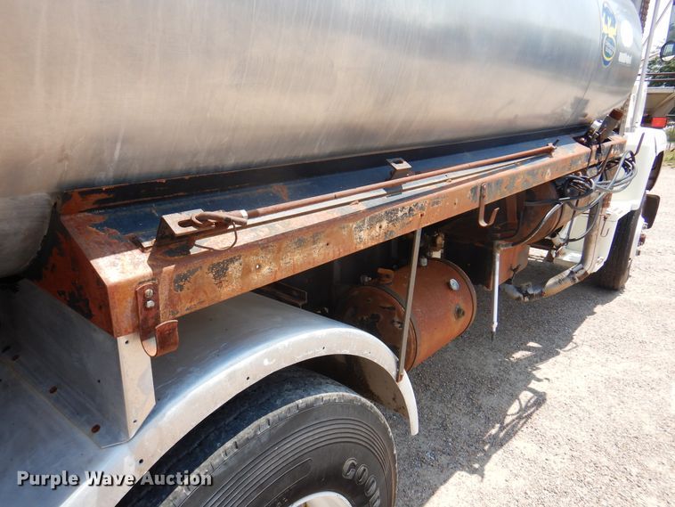 image for item DK8123 1987 Ford L8000  oil distributor truck