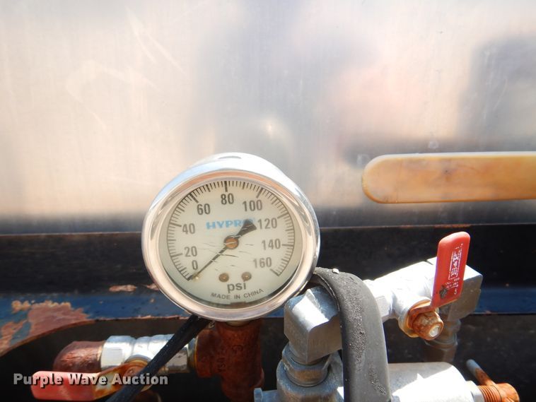 image for item DK8123 1987 Ford L8000  oil distributor truck