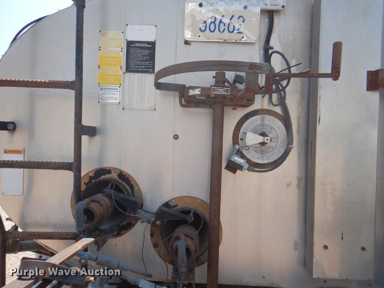 image for item DK8123 1987 Ford L8000  oil distributor truck