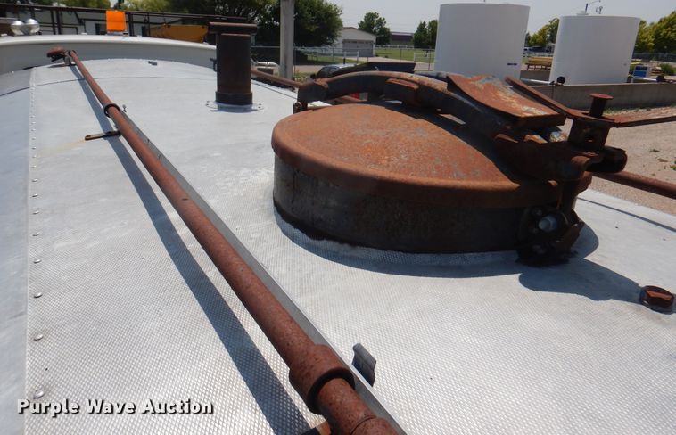 image for item DK8123 1987 Ford L8000  oil distributor truck