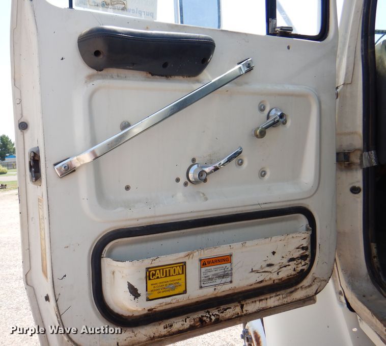 image for item DK8123 1987 Ford L8000  oil distributor truck