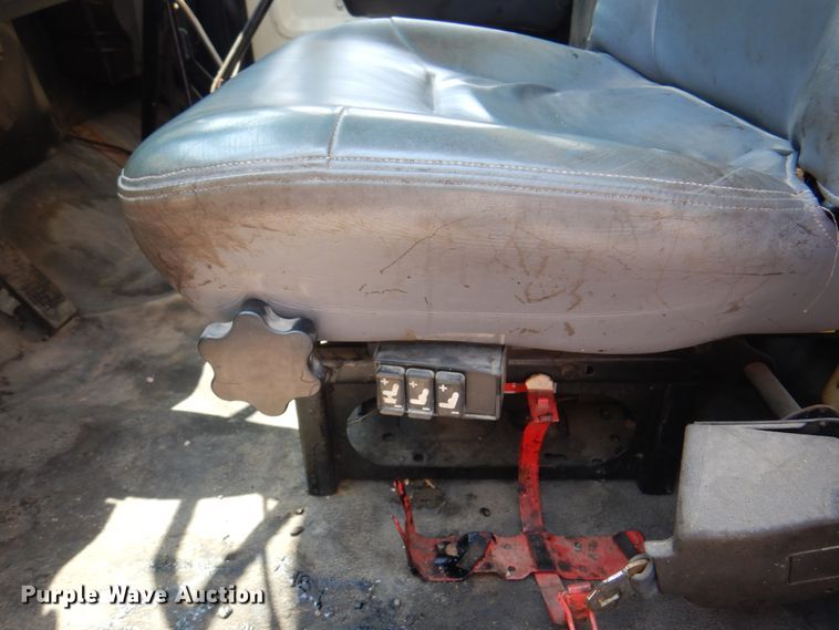 image for item DK8123 1987 Ford L8000  oil distributor truck