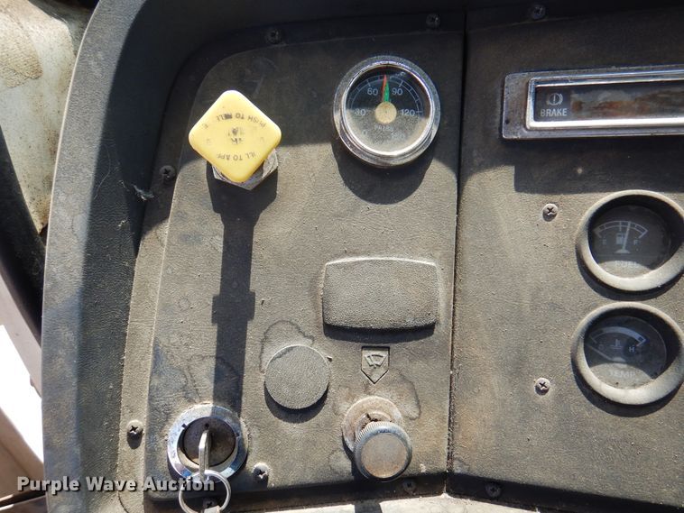 image for item DK8123 1987 Ford L8000  oil distributor truck