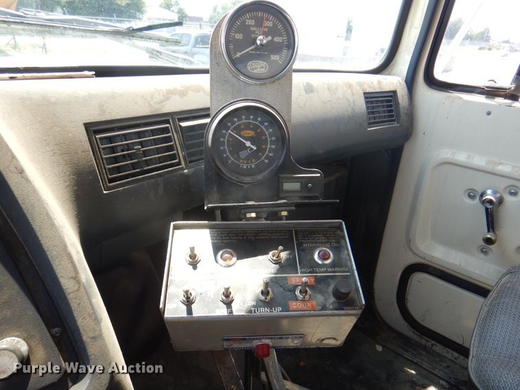 image for item DK8123 1987 Ford L8000  oil distributor truck