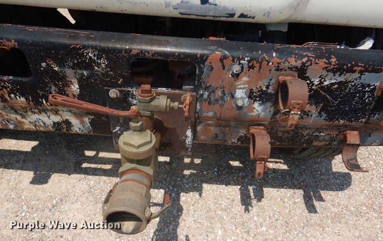 image for item DK8123 1987 Ford L8000  oil distributor truck