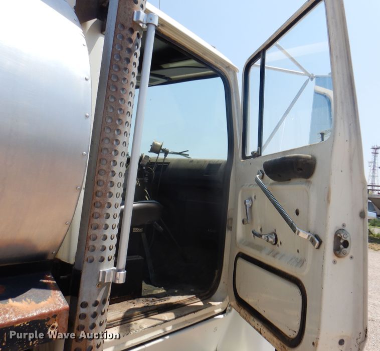 image for item DK8123 1987 Ford L8000  oil distributor truck