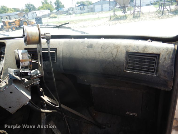 image for item DK8123 1987 Ford L8000  oil distributor truck