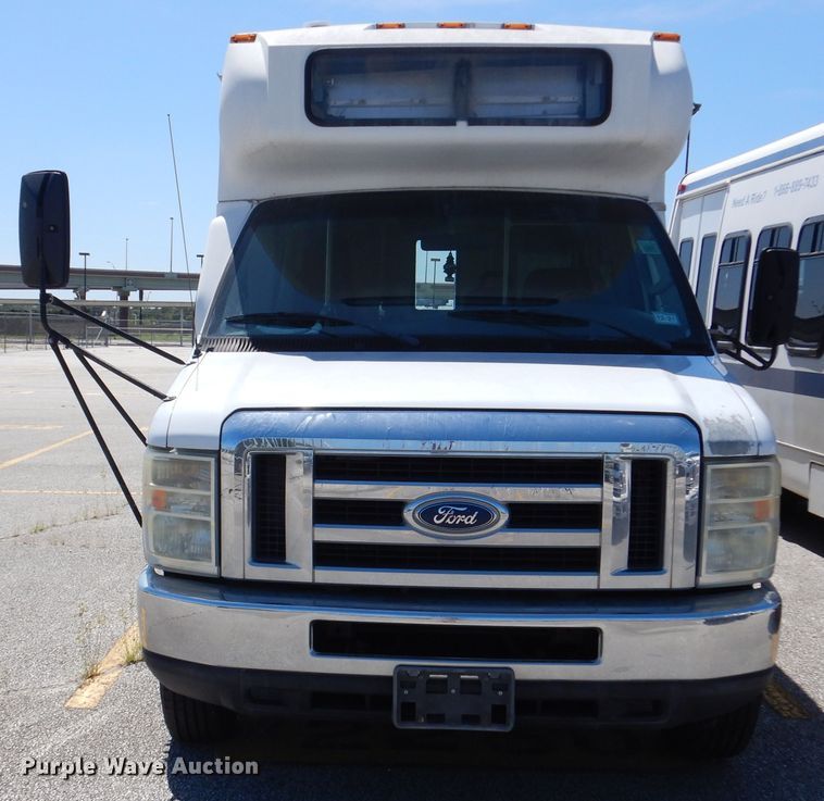 image for item DM6379 2008 Ford E350 Super Duty  shuttle bus