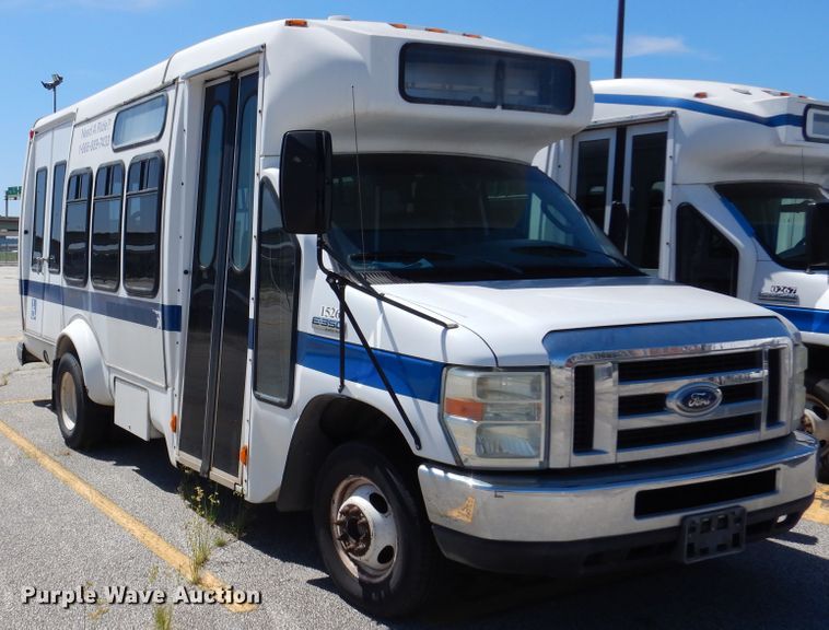 image for item DM6379 2008 Ford E350 Super Duty  shuttle bus