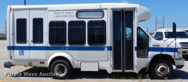 image for item DM6379 2008 Ford E350 Super Duty  shuttle bus