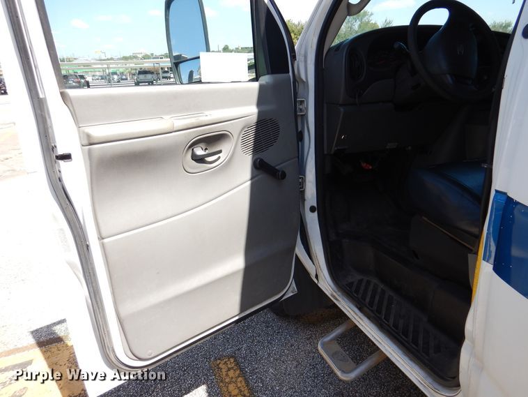 image for item DM6379 2008 Ford E350 Super Duty  shuttle bus