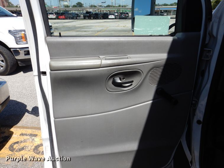 image for item DM6379 2008 Ford E350 Super Duty  shuttle bus