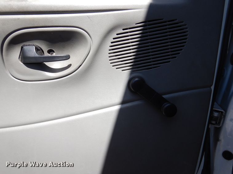 image for item DM6379 2008 Ford E350 Super Duty  shuttle bus