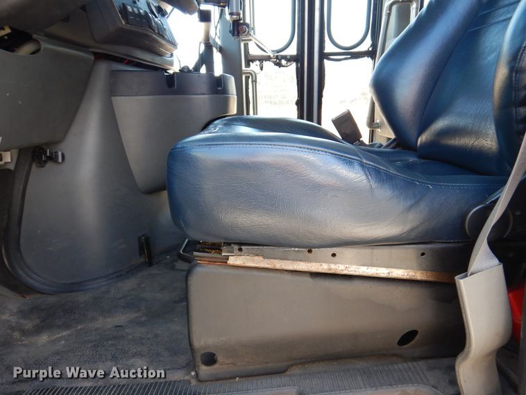 image for item DM6379 2008 Ford E350 Super Duty  shuttle bus