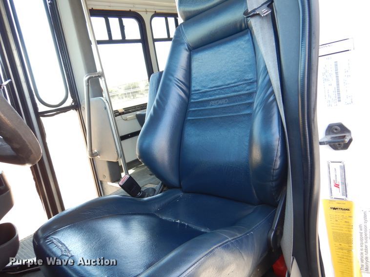 image for item DM6379 2008 Ford E350 Super Duty  shuttle bus