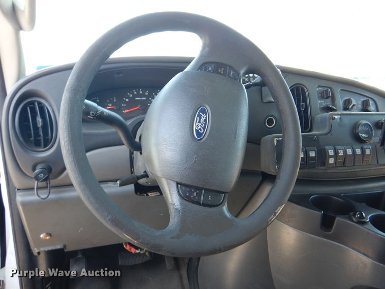 image for item DM6379 2008 Ford E350 Super Duty  shuttle bus