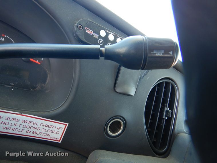 image for item DM6379 2008 Ford E350 Super Duty  shuttle bus