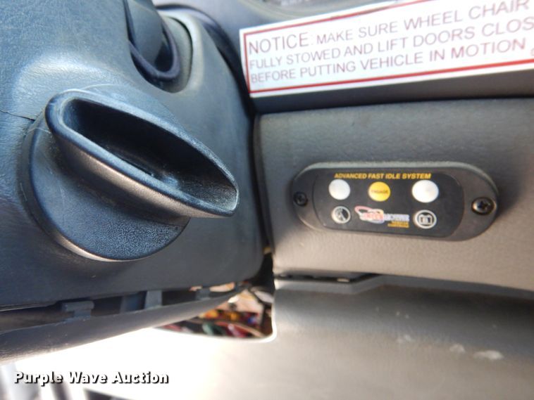 image for item DM6379 2008 Ford E350 Super Duty  shuttle bus