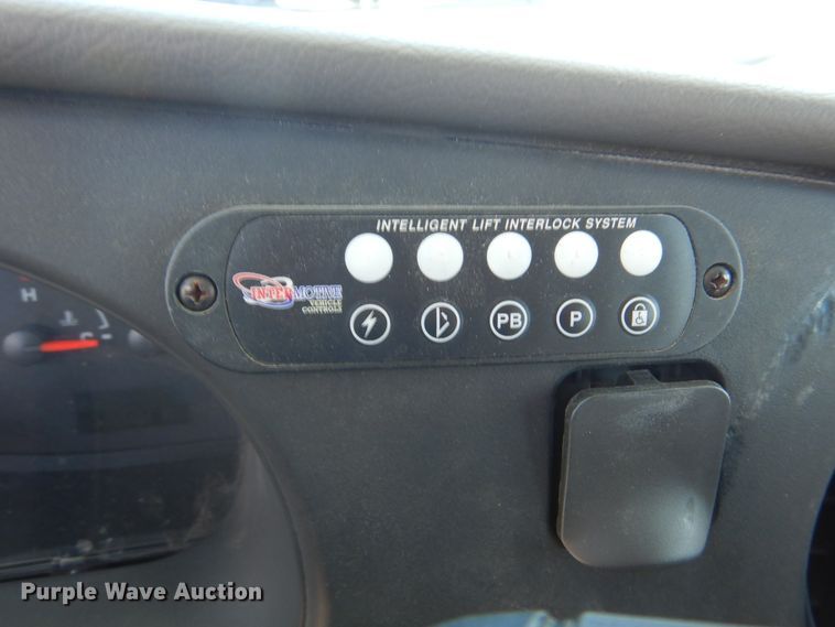 image for item DM6379 2008 Ford E350 Super Duty  shuttle bus