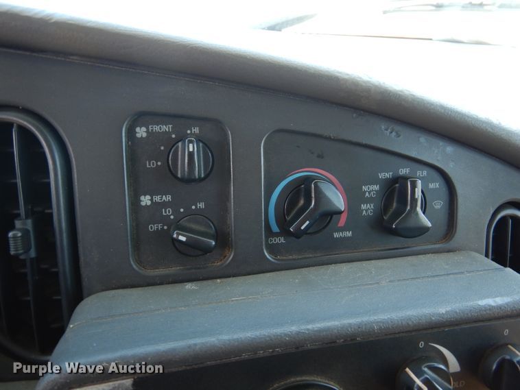 image for item DM6379 2008 Ford E350 Super Duty  shuttle bus