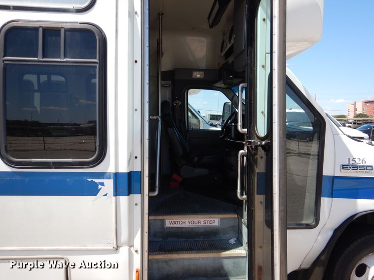 image for item DM6379 2008 Ford E350 Super Duty  shuttle bus