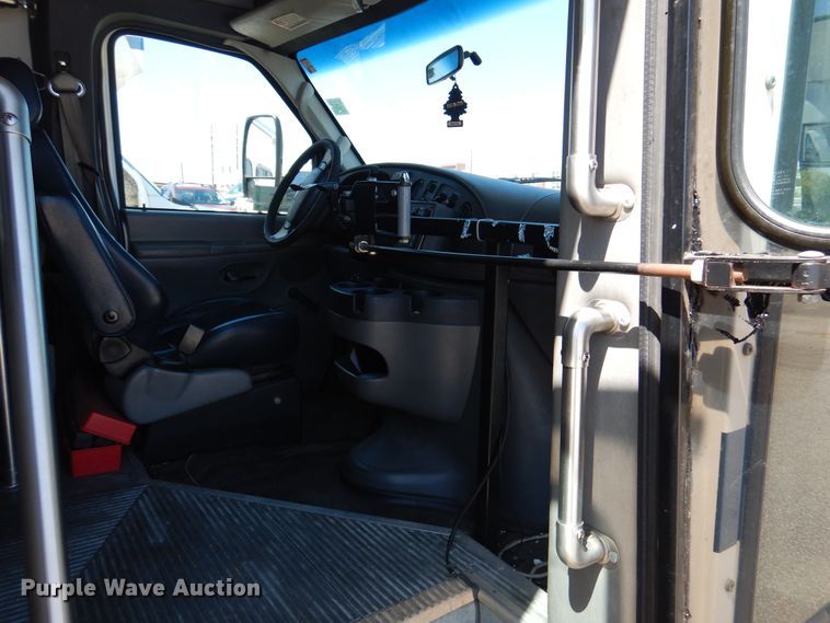 image for item DM6379 2008 Ford E350 Super Duty  shuttle bus
