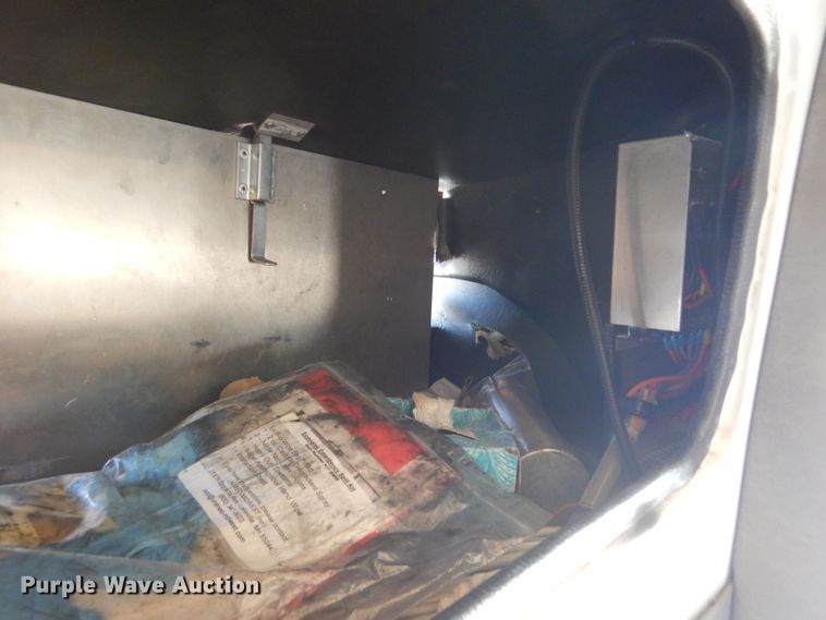 image for item DM6379 2008 Ford E350 Super Duty  shuttle bus