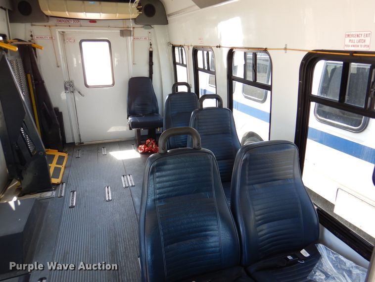 image for item DM6379 2008 Ford E350 Super Duty  shuttle bus