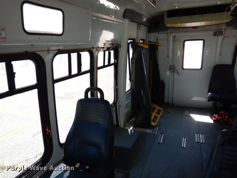 image for item DM6379 2008 Ford E350 Super Duty  shuttle bus