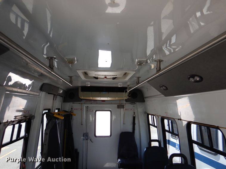 image for item DM6379 2008 Ford E350 Super Duty  shuttle bus