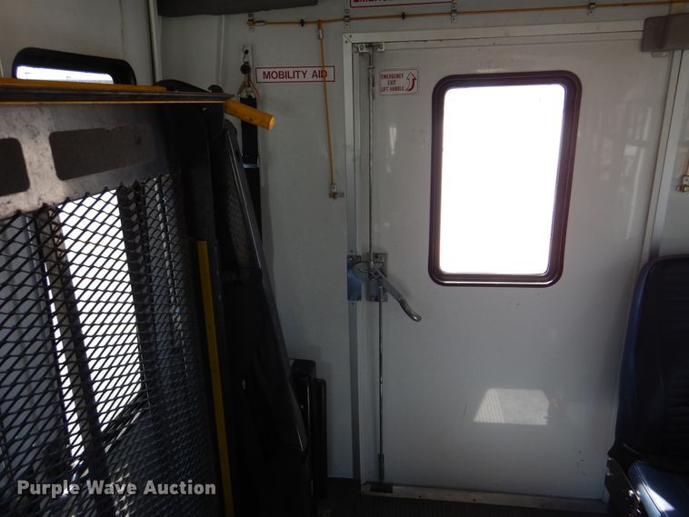 image for item DM6379 2008 Ford E350 Super Duty  shuttle bus