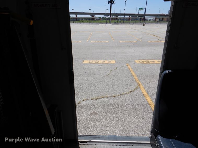 image for item DM6379 2008 Ford E350 Super Duty  shuttle bus