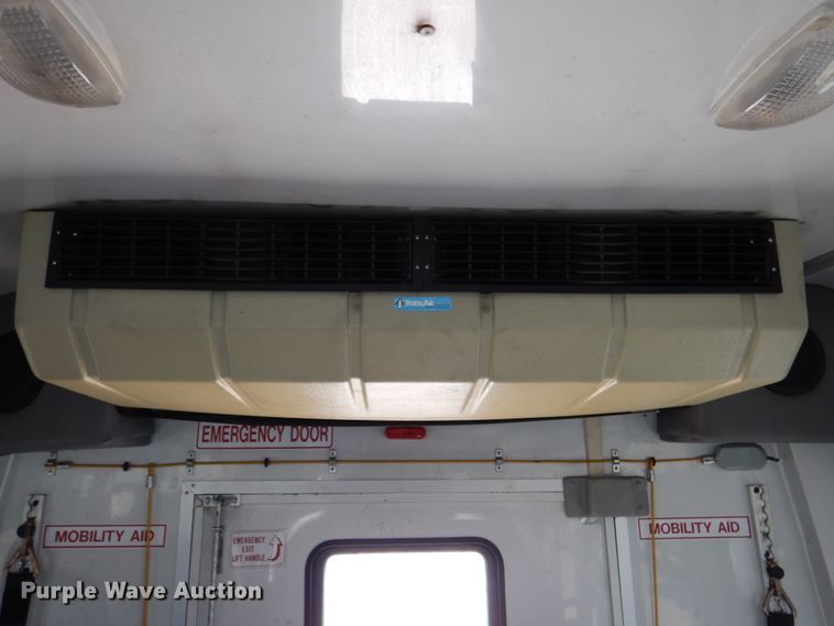 image for item DM6379 2008 Ford E350 Super Duty  shuttle bus