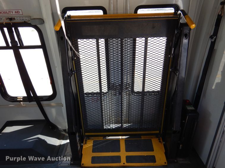 image for item DM6379 2008 Ford E350 Super Duty  shuttle bus