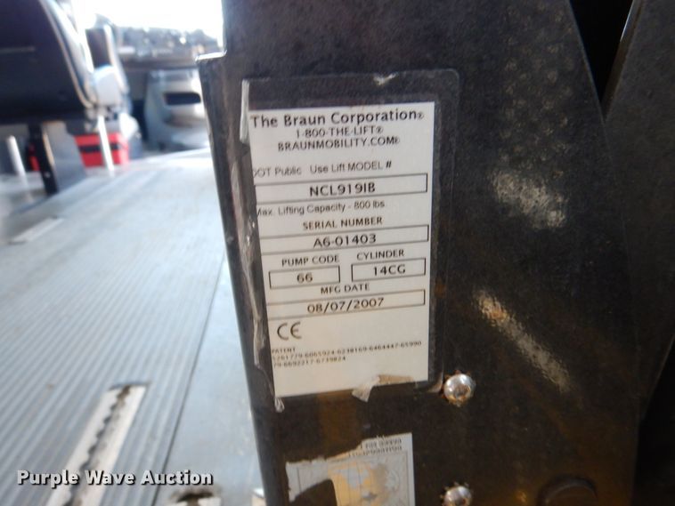 image for item DM6379 2008 Ford E350 Super Duty  shuttle bus