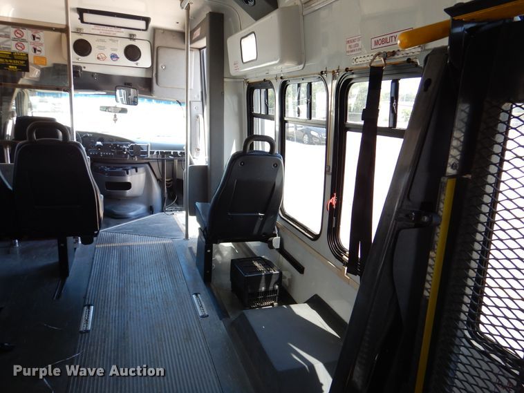 image for item DM6379 2008 Ford E350 Super Duty  shuttle bus