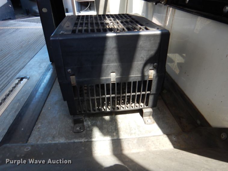 image for item DM6379 2008 Ford E350 Super Duty  shuttle bus