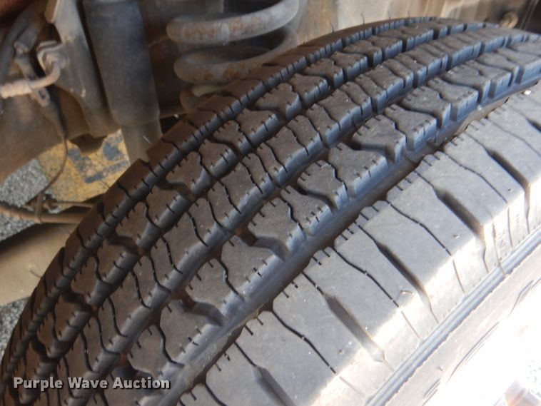 image for item DM6379 2008 Ford E350 Super Duty  shuttle bus