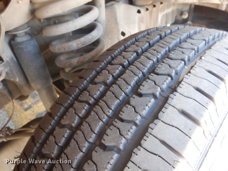 image for item DM6379 2008 Ford E350 Super Duty  shuttle bus