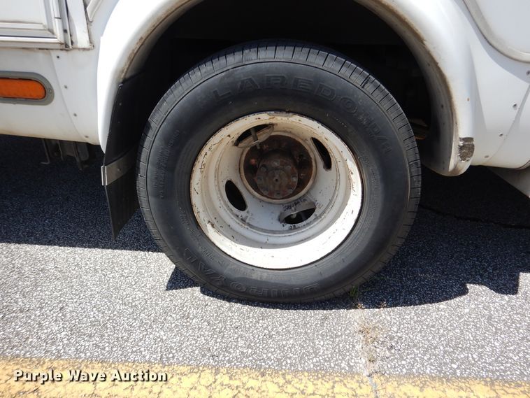 image for item DM6379 2008 Ford E350 Super Duty  shuttle bus