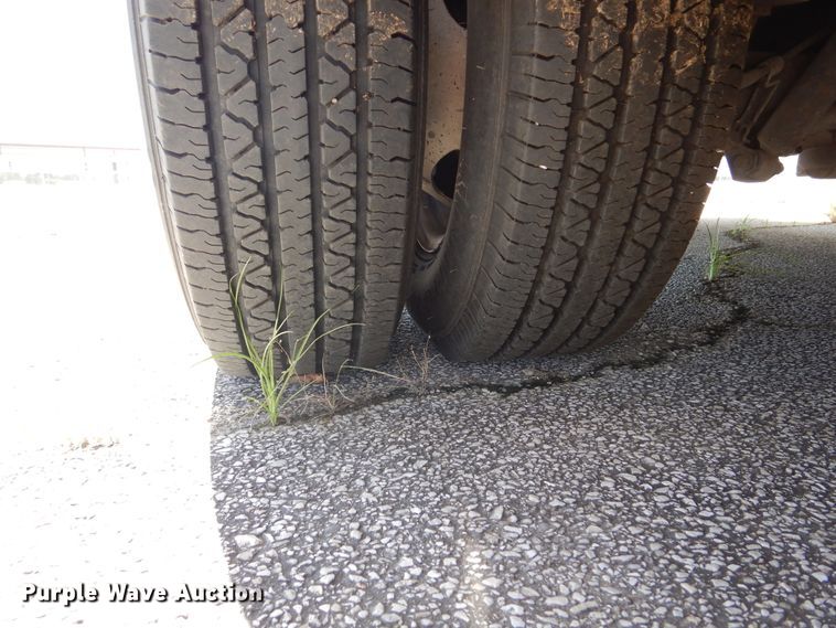 image for item DM6379 2008 Ford E350 Super Duty  shuttle bus