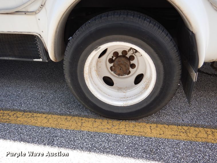 image for item DM6379 2008 Ford E350 Super Duty  shuttle bus