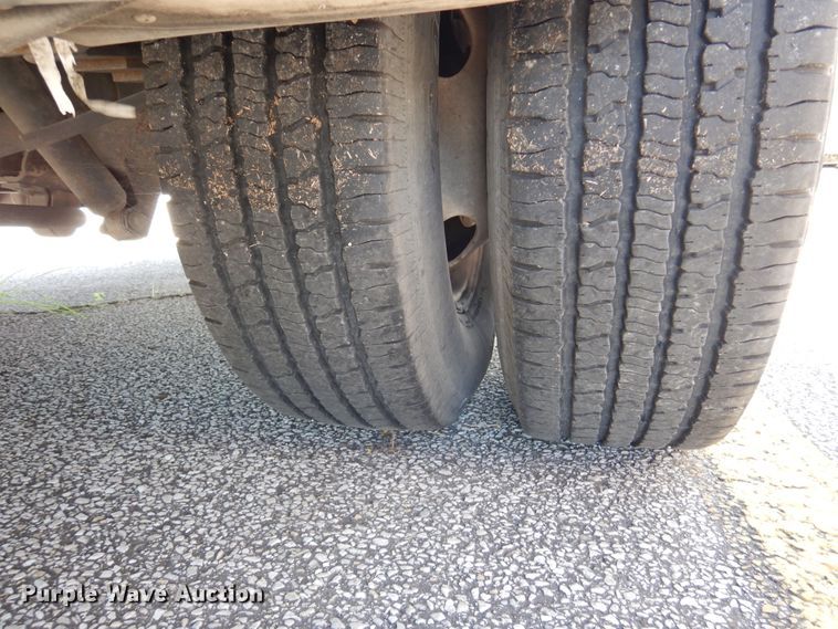 image for item DM6379 2008 Ford E350 Super Duty  shuttle bus