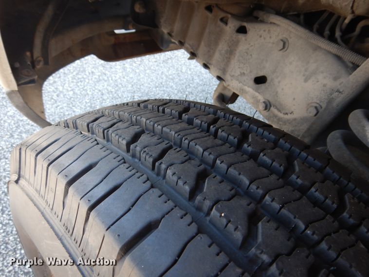 image for item DM6379 2008 Ford E350 Super Duty  shuttle bus