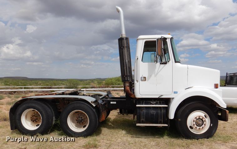 image for item DM6396 1989 White GMC WCS  semi truck